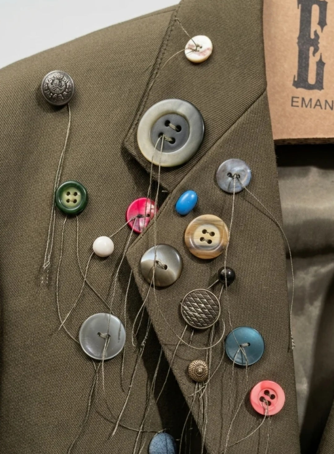 Giacca con bottoni decorativi